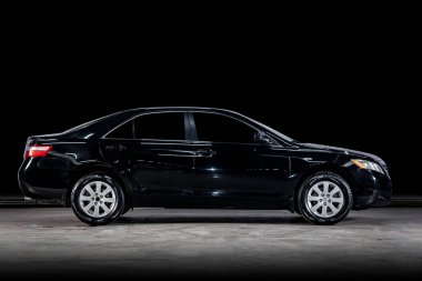 Novosibirsk, Rusya - 19 Şubat 2019: Toyota Camry, yan görünüm. Siyah bir duvara bir park-Novosibirsk içinde modern bir araba fotoğraf
