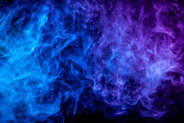 Mavi ve mor bomba üzerinde siyah izole adam duman