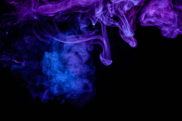 厚彩色蓝色和紫色烟雾在黑色隔离的背景 背景从蒸汽的烟雾 T恤的 Mocap — 图库照片