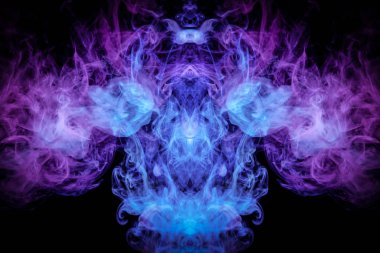 Siyah izole edilmiş arka planda pembe ve mavi duman bulutu. Kafatası, canavar ya da ejderha şeklinde. Havalı tişörtler için mocap