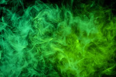 Kalın renkli yeşil duman bir kafatası, canavar, bir siyah Ejder şeklinde arka plan izole. Vape duman kökenli. MoCap cool t-shirt için