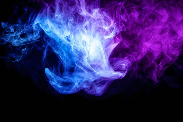 Cerca Arremolinando Humo Púrpura Azul Sobre Fondo Negro Aislado — Foto de Stock