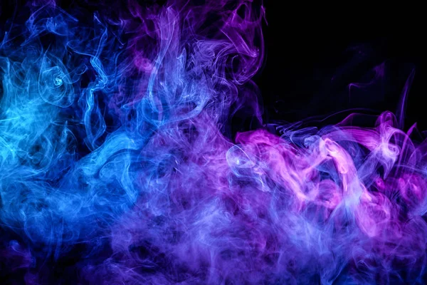 Nahaufnahme Wirbelnden Lila Und Blauen Rauch Auf Schwarzem Isoliertem Hintergrund — Stockfoto