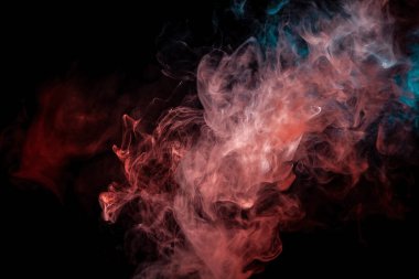 Dönen kırmızı ve mavi siyah izole adam üzerinde duman kadar kapatın