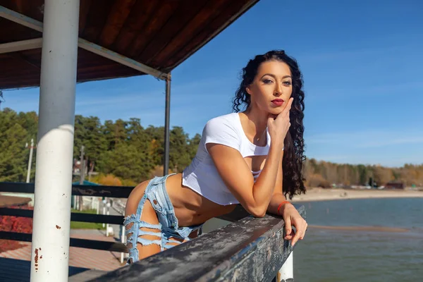 Uma Jovem Mulher Atlética Bonita Top Tanque Curto Jeans Rasgado — Fotografia de Stock