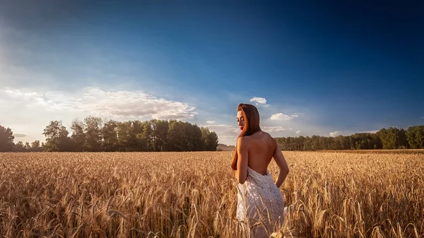 Jeune Femme Séduisante Sur Champ Été Photo Femme Brune Posant — Photo