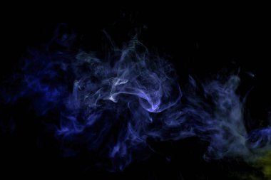 Soyut sanat siyah izole arka plan üzerinde duman renkli. Koyu arka plan üzerinde renkli duman durdurmak