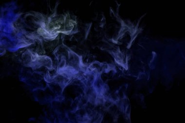 Yeşil ve mavi bulut duman siyah arka plan izole. Arka plandan vape duman