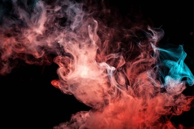 Dönen kırmızı ve mavi siyah izole adam üzerinde duman kadar kapatın