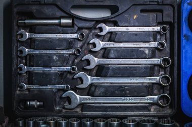 Araç kutusunda, üstten görünüm irili ufaklı daire yatıyordu metal anahtarı vardır. Yakın çekim Carpenter'ın alet çantası