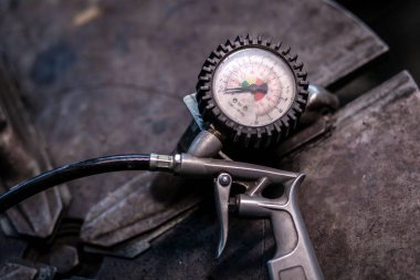 Lastik basıncı ölçmek için yakın çekim sensörü. Düşük basınç seviyesi.