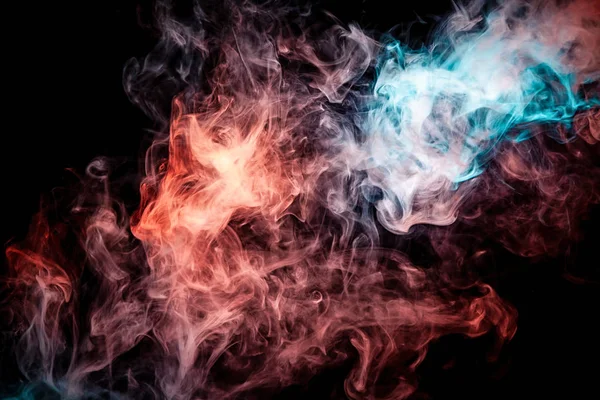 クローズ アップ旋回赤と青黒分離比較上の煙 — ストック写真