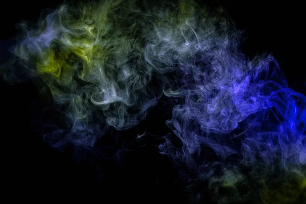 爆炸的冷冻抽象运动在黑色背景上有多种颜色的绿色和蓝色 背景从蒸汽的烟雾 — 图库照片