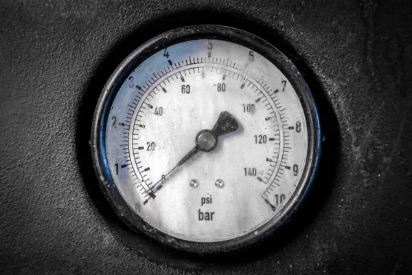 Close Sensor Measuring Tire Pressure Low Pressure Level — Stock Photo, Image
