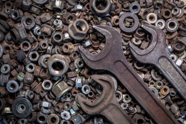 Düz yatıyordu metal anahtarı farklı boyutlarda çeşitli metal çarkları, vida ve çivi, üstten görünüm arka plan üzerinde yalan. Yakın çekim Carpenter'ın alet çantası