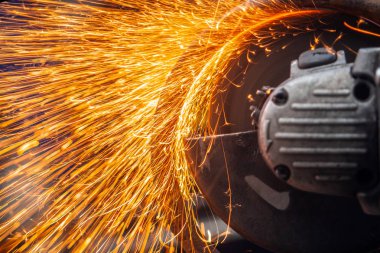 Close-up taşıyan metal El Daire testere ile parlak yanıp söner bir oto tamircisi için arka plan araçları farklı yönlerde uçan testere bir adam. Otomatik mekanik çalışmalarını.
