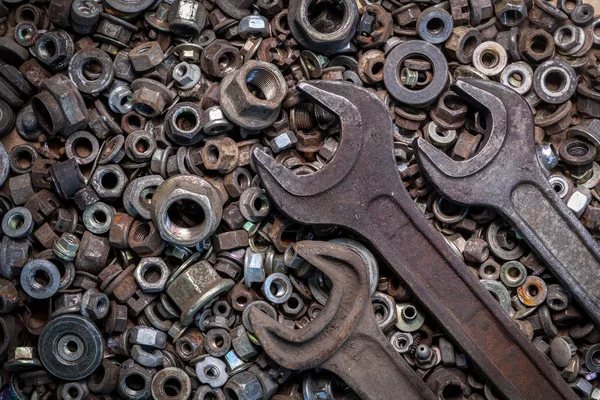 Chaves Metal Leigos Planos Diferentes Tamanhos Estão Fundo Várias Engrenagens — Fotografia de Stock