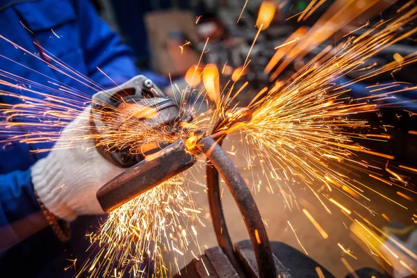 Jovem Soldador Luvas Brancas Moedor Metal Moedor Ângulo Oficina Faíscas — Fotografia de Stock