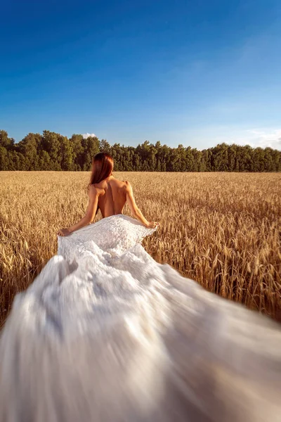 Femmes Profitant Nature Dans Les Prairies Mariée Dans Mariage Posant — Photo