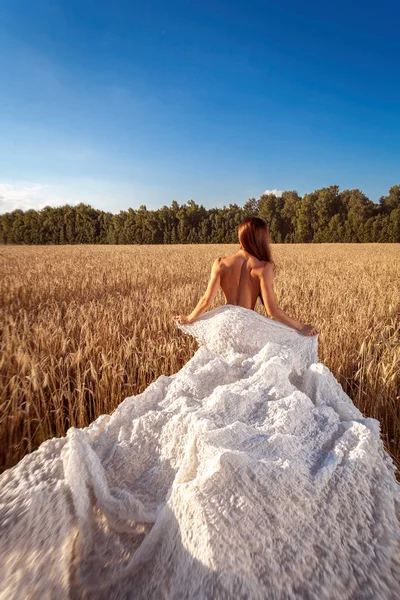 Femmes Profitant Nature Dans Les Prairies Mariée Dans Mariage Posant — Photo