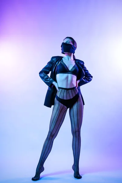 Лаштунками Модель Жінки Чорною Білизною Колготками Піджаком Шарфом Покриває Рот — стокове фото