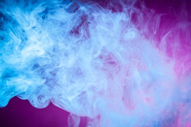 Dönen mavi pembe izole adam üzerinde duman kadar kapatın