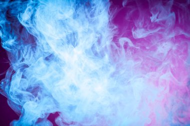 Soyut sanat mavi duman pembe izole arka plan üzerinde renkli. Karanlık adam çok renkli duman durdurmak