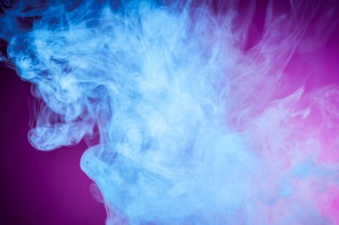 Mavi bomba üzerinde pembe izole adam duman