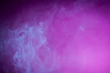 Koyu pembe adam üzerinde parlak mavi jel ile renkli sis