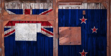 Yeni Zelanda ulusal bayrak ile yakın çekim yaşlı ambar kapısı. İthalat-İhracat Yeni Zelanda, malların Muhafazası ve ulusal teslim mal kavramı. Grunge tarzı bayrak