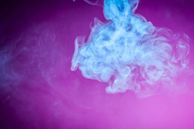 Yoğun çok renkli mavi duman, izole bir pembe. Duman vap arka plan