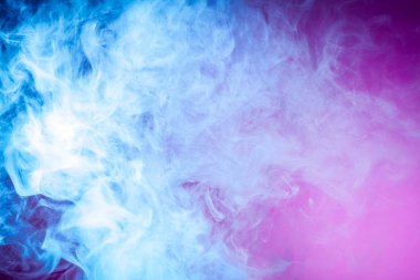 Yoğun çok renkli mavi duman, izole bir pembe. Duman vap arka plan