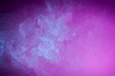 Renkli mavi izole bir pembe duman. Vap duman arka plan