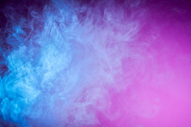 Renkli mavi izole bir pembe duman. Vap duman arka plan