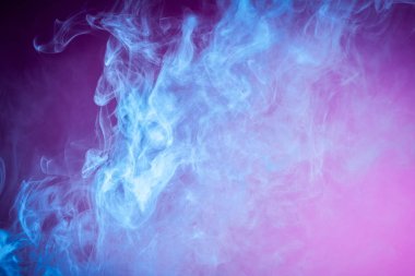 Dönen mavi pembe izole adam üzerinde duman kadar kapatın