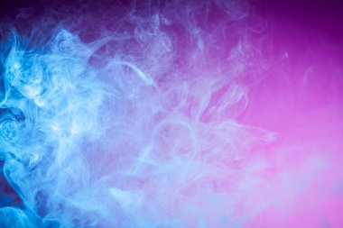 Dönen mavi pembe izole adam üzerinde duman kadar kapatın