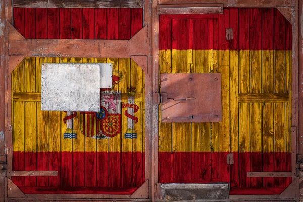 用西班牙国旗关闭旧仓库大门 西班牙进出口 货物储存和货物国交付的概念 在粗野样式的旗子 — 图库照片