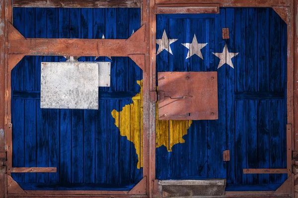 Close Portão Antigo Armazém Com Bandeira Nacional Kosovo Conceito Exportação — Fotografia de Stock