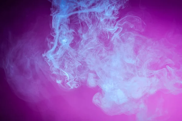 Туман Забарвлений Яскраво Синім Гелем Темно Рожевому Фоні — стокове фото