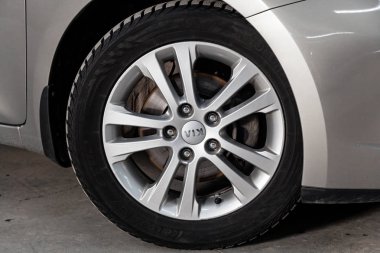 Novosibirsk, Rusya - 10 Mart 2019: Kia Ceed, yakın-up tekerleğin. Fotoğraf üzerinde bir park Novosibirs içinde modern bir araba