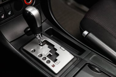 Novosibirsk, Rusya - 10 Mart 2019: Mazda 3, yakın-up Hızlandırıcı kolu ve düğmeler. Fotoğraf üzerinde bir park Novosibirs içinde modern bir araba