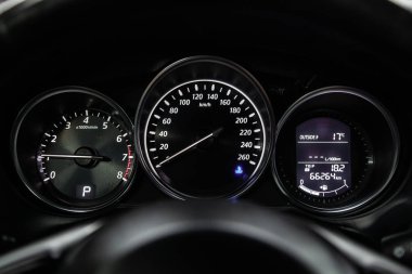 Novosibirsk, Rusya - 10 Mart 2019: Mazda Cx-5, yakın-up Pano, hız göstergesi ve takometre. Fotoğraf üzerinde bir park Novosibirs içinde modern bir araba