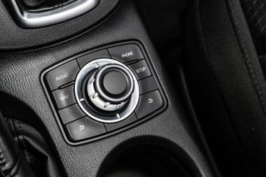 Novosibirsk, Rusya - 10 Mart 2019: Mazda Cx-5, yakın-up ses, telefon, navigaroe ve diğer ayar düğmeleri. Fotoğraf üzerinde bir park Novosibirs içinde modern bir araba
