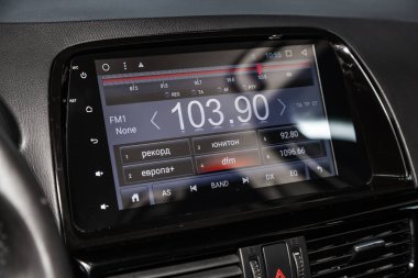 Novosibirsk, Rusya - 10 Mart 2019: Mazda Cx-5, yakın-up Pano, monitör, navigator, medya, radyo, oyuncu. Fotoğraf üzerinde bir park Novosibirs içinde modern bir araba