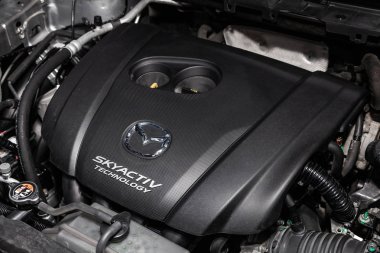 Novosibirsk, Rusya - 10 Mart 2019: Mazda Cx-5, yakın-up motor, önden görünüm. Fotoğraf üzerinde bir park Novosibirs içinde modern bir araba