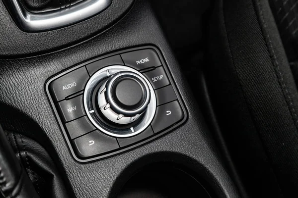 Novosibirsk Rusland Maart 2019 Mazda Close Van Audio Telefoon Navigaroe — Stockfoto
