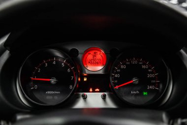 Novosibirsk, Rusya - 10 Mart 2019: Nissan Qashqai, Pano, hız göstergesi ve takometre close-up. Fotoğraf üzerinde bir park Novosibirs içinde modern bir araba
