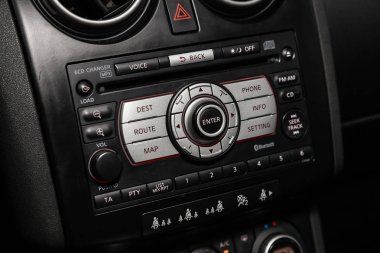 Novosibirsk, Rusya - 10 Mart 2019: Nissan Qashqai, Pano close-up, düğme ayarı ile oyuncu. Fotoğraf üzerinde bir park Novosibirs içinde modern bir araba