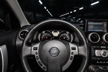 Novosibirsk, Rusya - 10 Mart 2019: Nissan Qashqai, yakın-up Pano, hız göstergesi, takometre ve direksiyon. Fotoğraf üzerinde bir park Novosibirs içinde modern bir araba