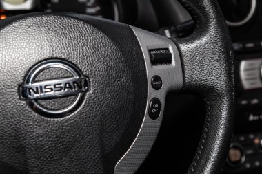 Novosibirsk, Rusya - 10 Mart 2019: Nissan Qashqai, close-up düğme ayarı ile Multiwheel. Fotoğraf üzerinde bir park Novosibirs içinde modern bir araba